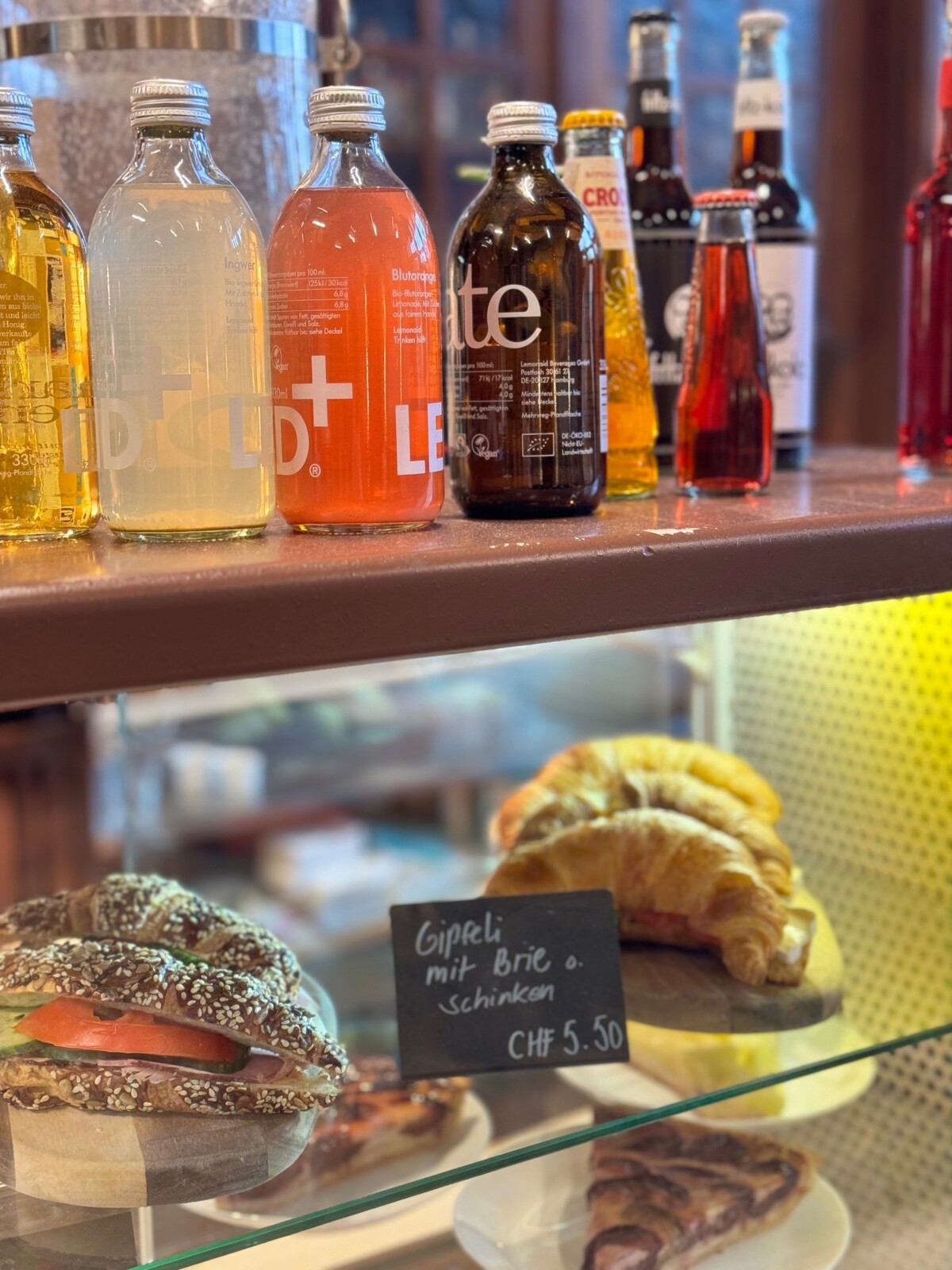 belegte Croissants in der Auslage und feine Säfte