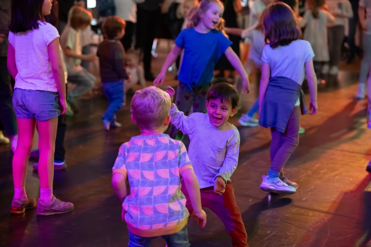 Tanzende Kinder bei der Kinder-Disco