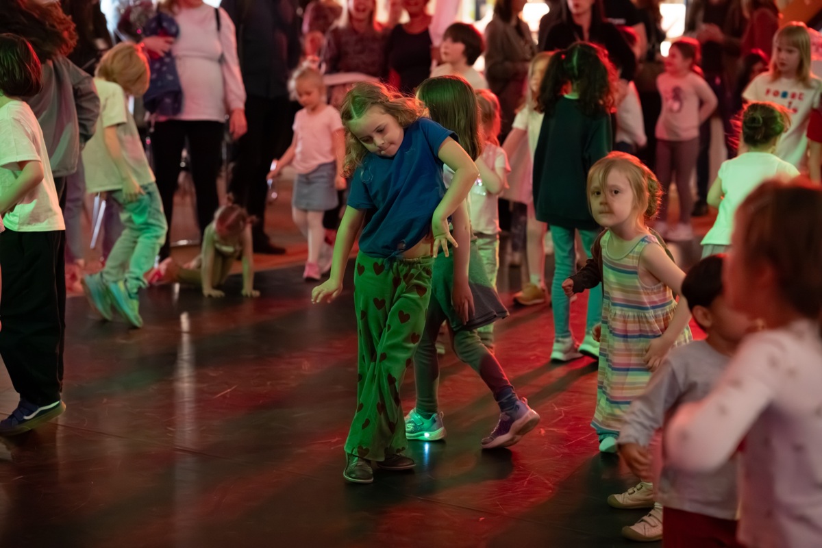 Tanzende Kinder bei der Kinder-Disco