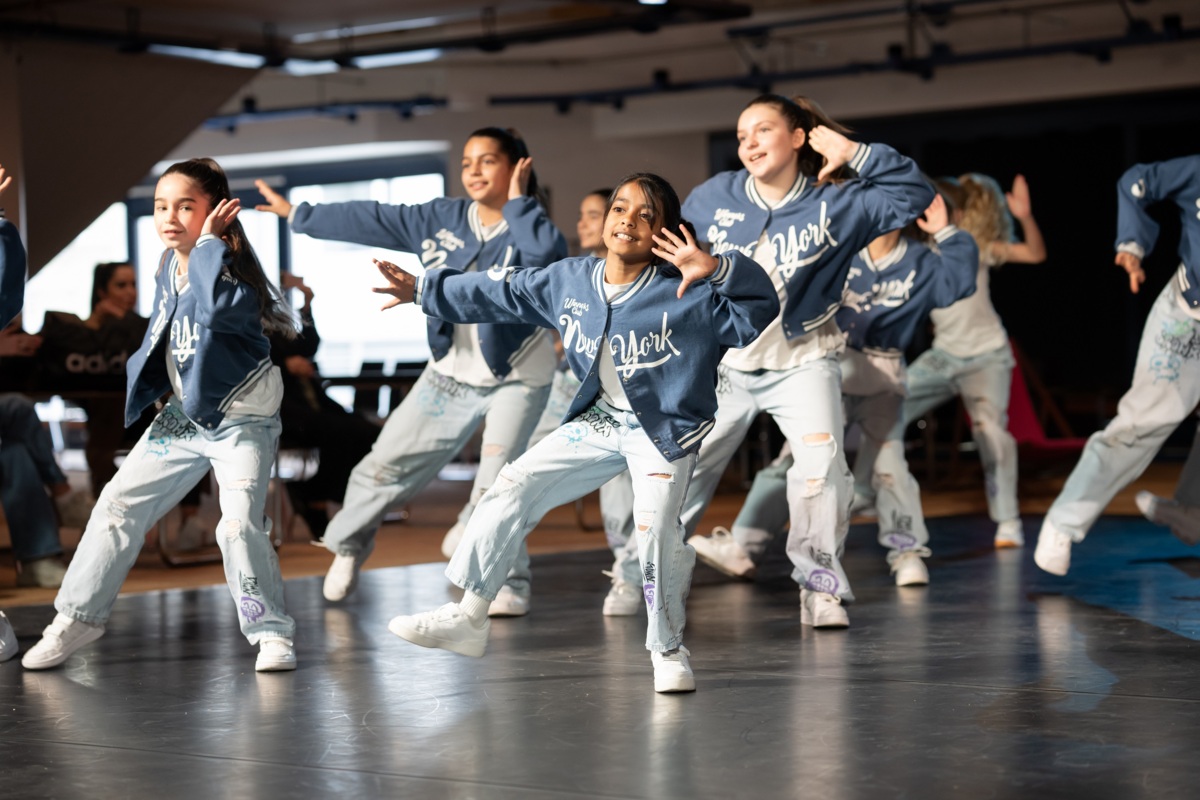 Foto von Kindern bei einer Tanzperformance.
