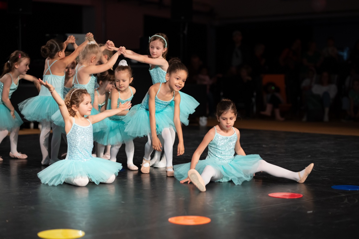 Foto von Kindern bei einer Tanzperformance.