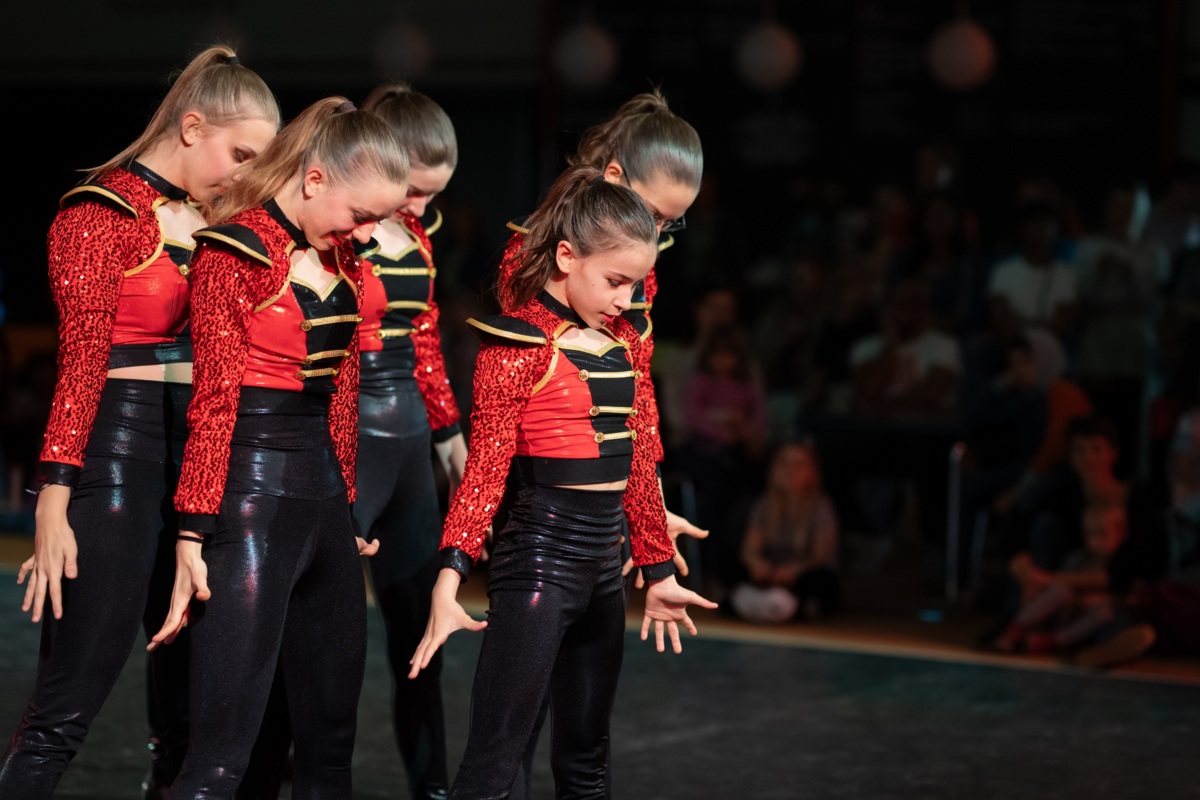 Foto von Kindern bei einer Tanzperformance.