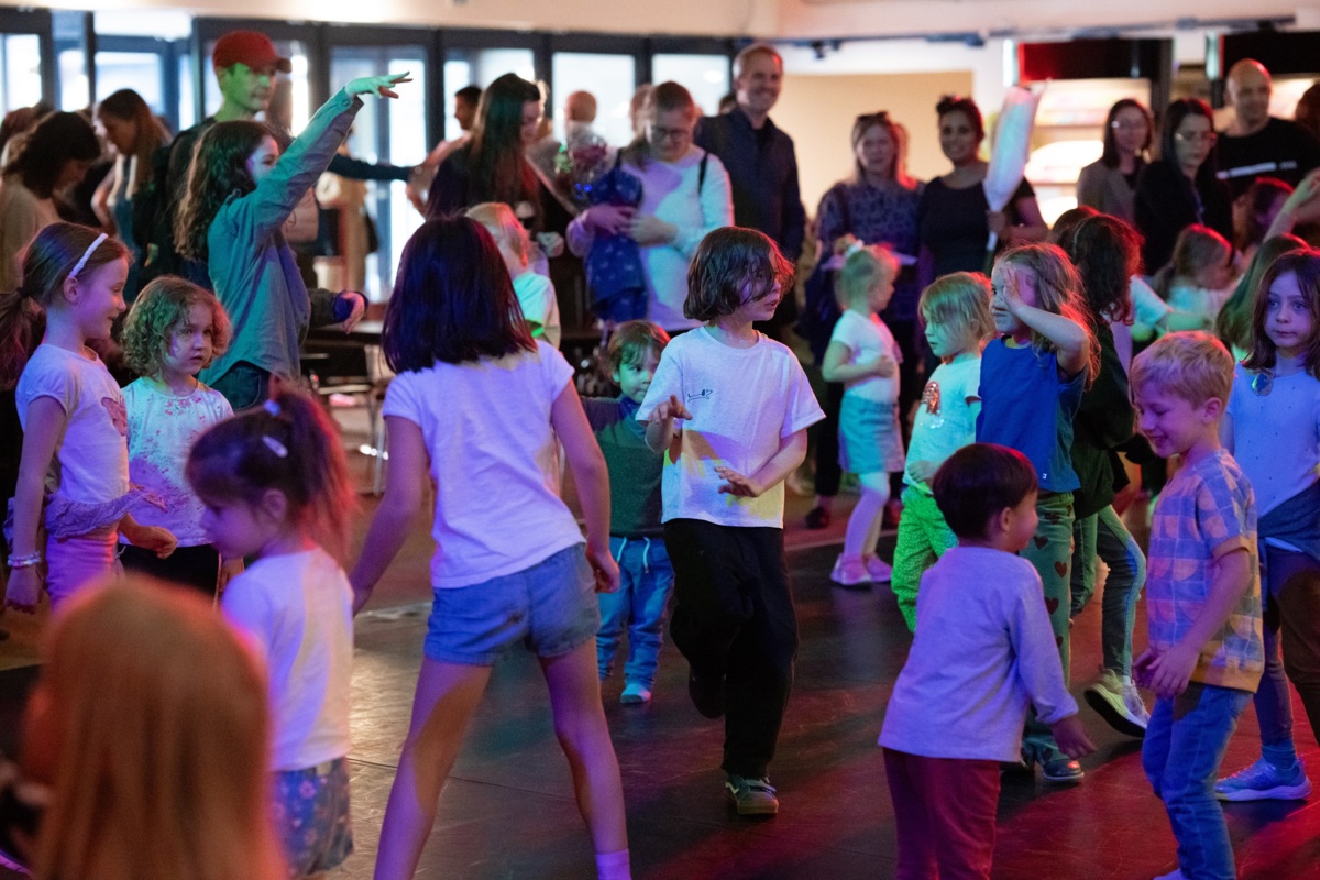 Tanzende Kinder bei der Kinder-Disco