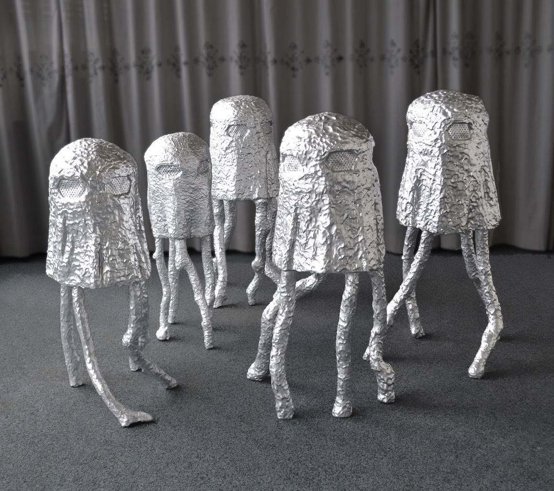 Frankenhausers silbrige Wesen, die aussehen wie in Aluminium eingewickelte Schaumküsse auf vier Beinen, posieren vor einem grauen Vorhang