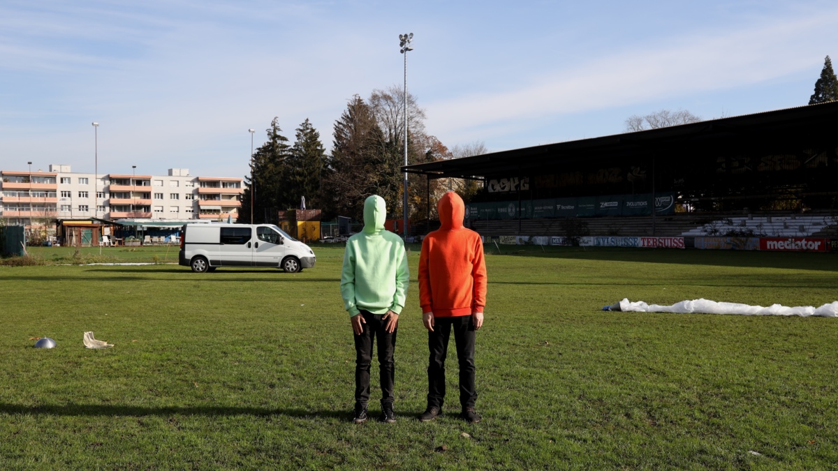 Foto von Hyper Duo auf einem Fussballfeld.