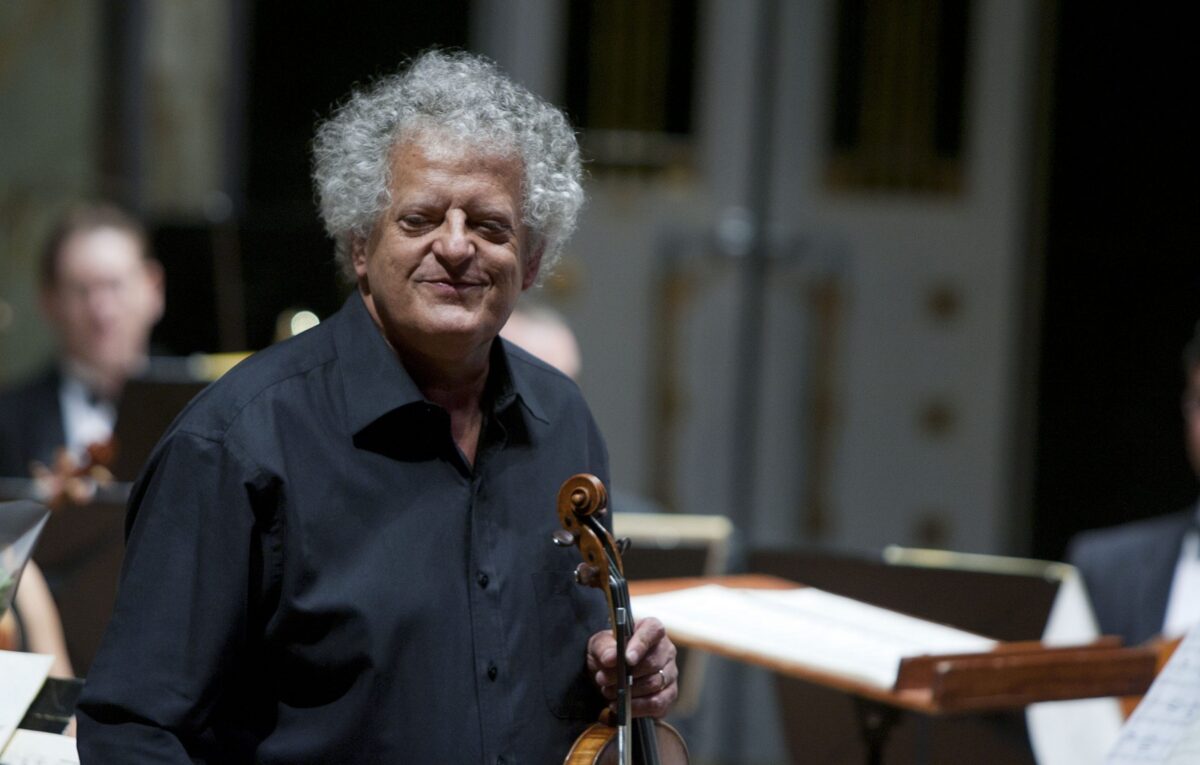 Foto von Irvine Arditti, der eine Violine hält und grinst