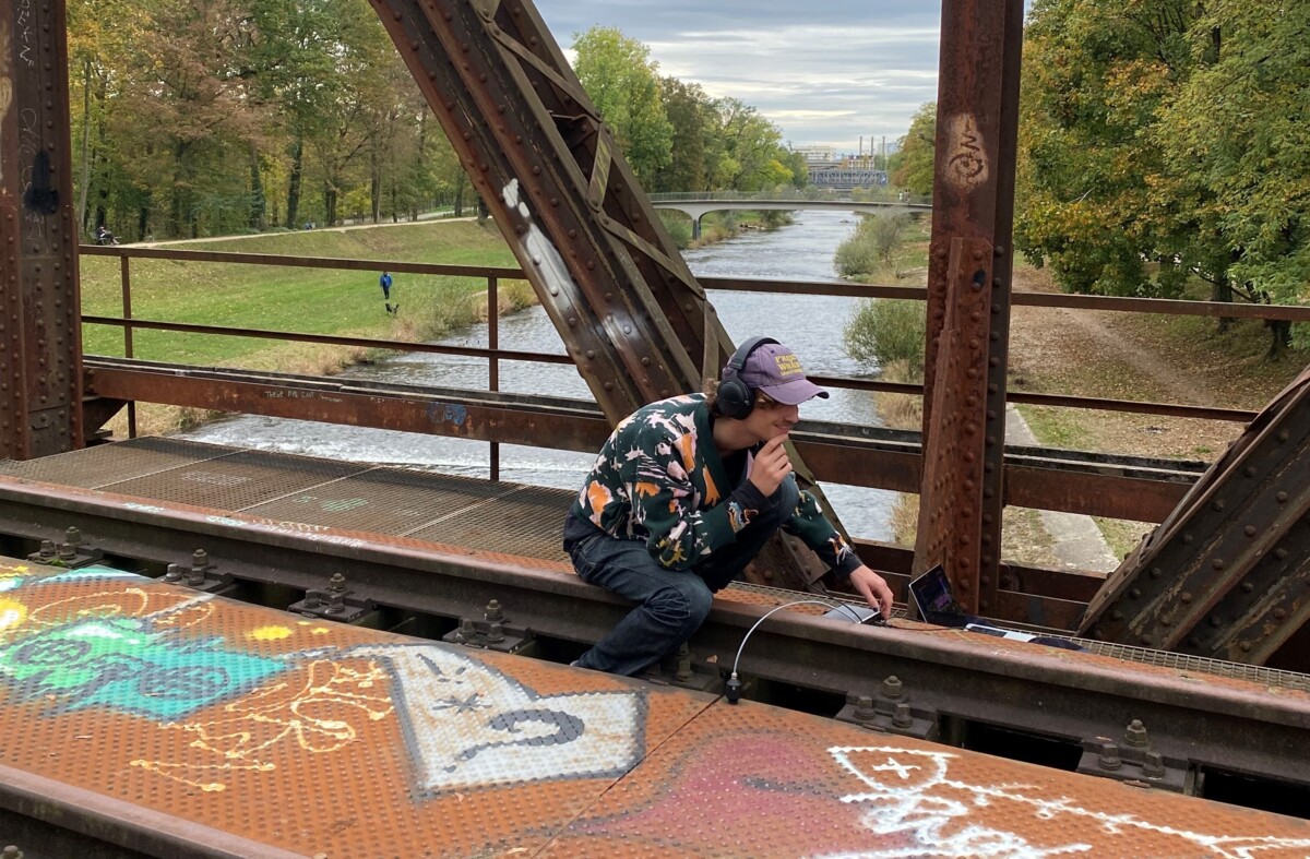 Foto von DJ Steinschlag am Mischpult
