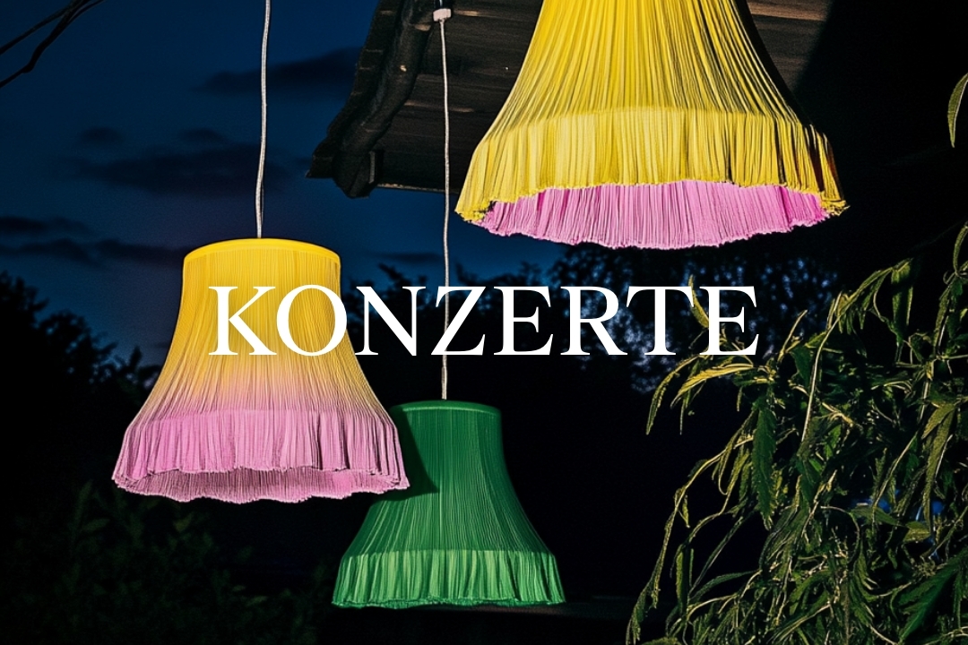Lampenschirme in gelb, pink und grün hängen vor einem dunklen Hintergrund, Schriftzug mit Konzerte ist über das Bild gelegt