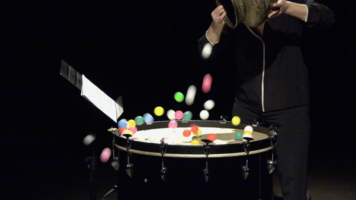 Trommel und bunte Pingpong-Bälle