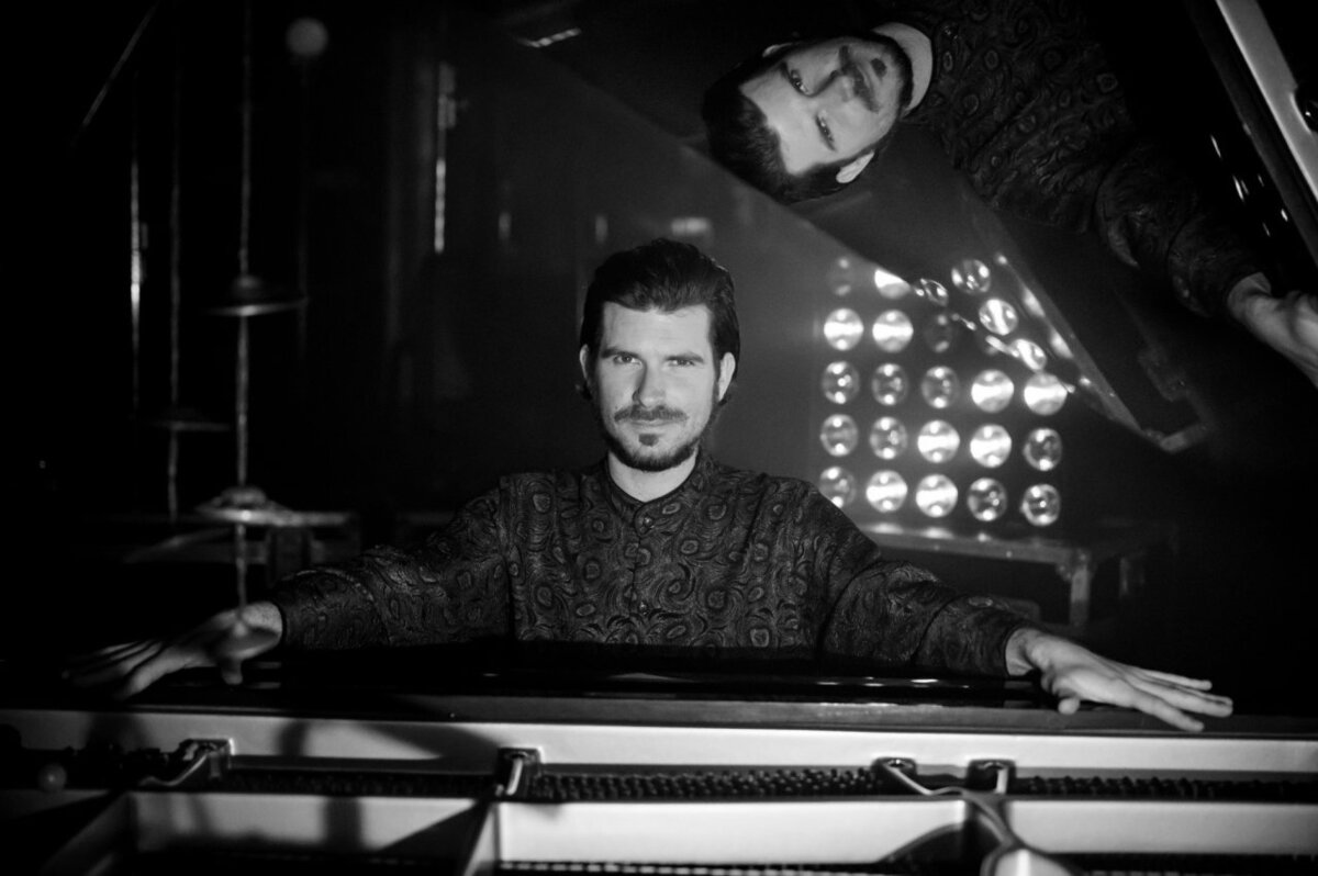 Foto von Marco Mezquida an einem Flügel