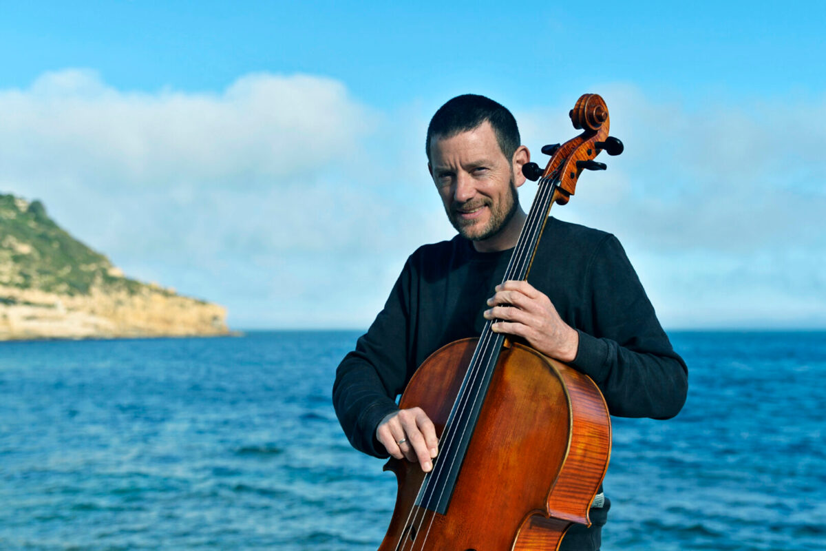 Foto von Matthieu Saglio mit seinem Kontrabass