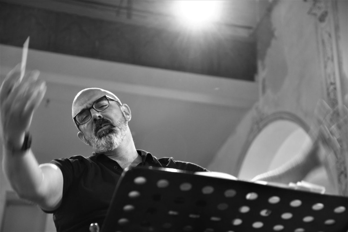 Foto: schwarz weiss Bild von Facundo Agudin, wie er dirigiert