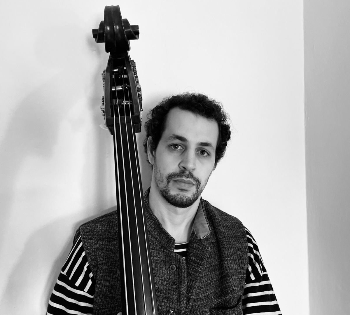 Foto von Nadav Erlich mit seinem Kontabass