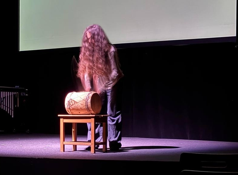 Foto von Oleksandra Katsalap bei einer Bühnen-Performance.