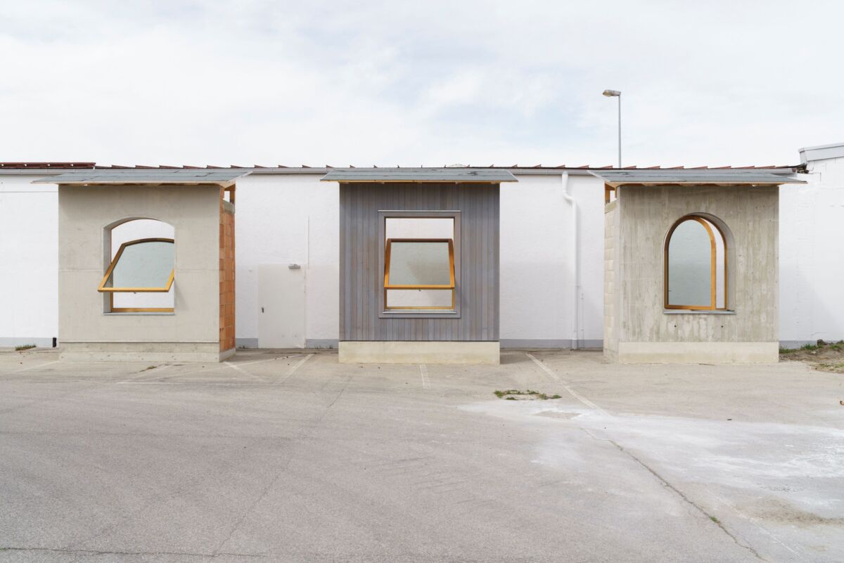 Ausstellung drei verschiedener Fenster auf einem Betonplatz