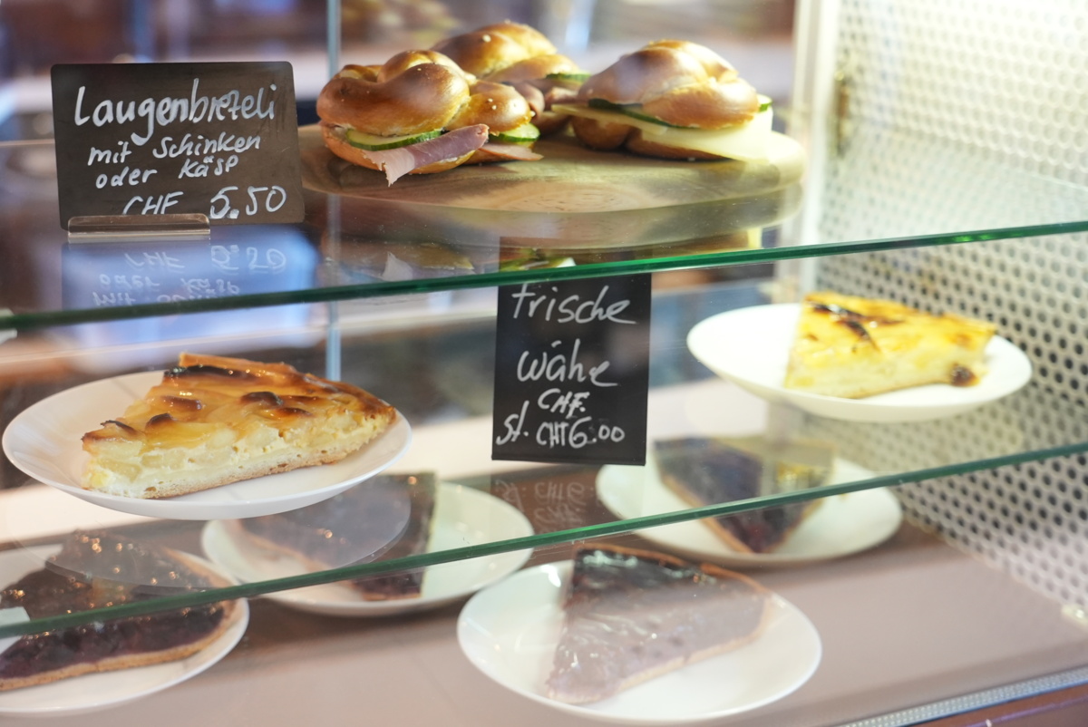 Auslage mit vielen verschiedenen Kuchen und belegten Laugenbrötchen